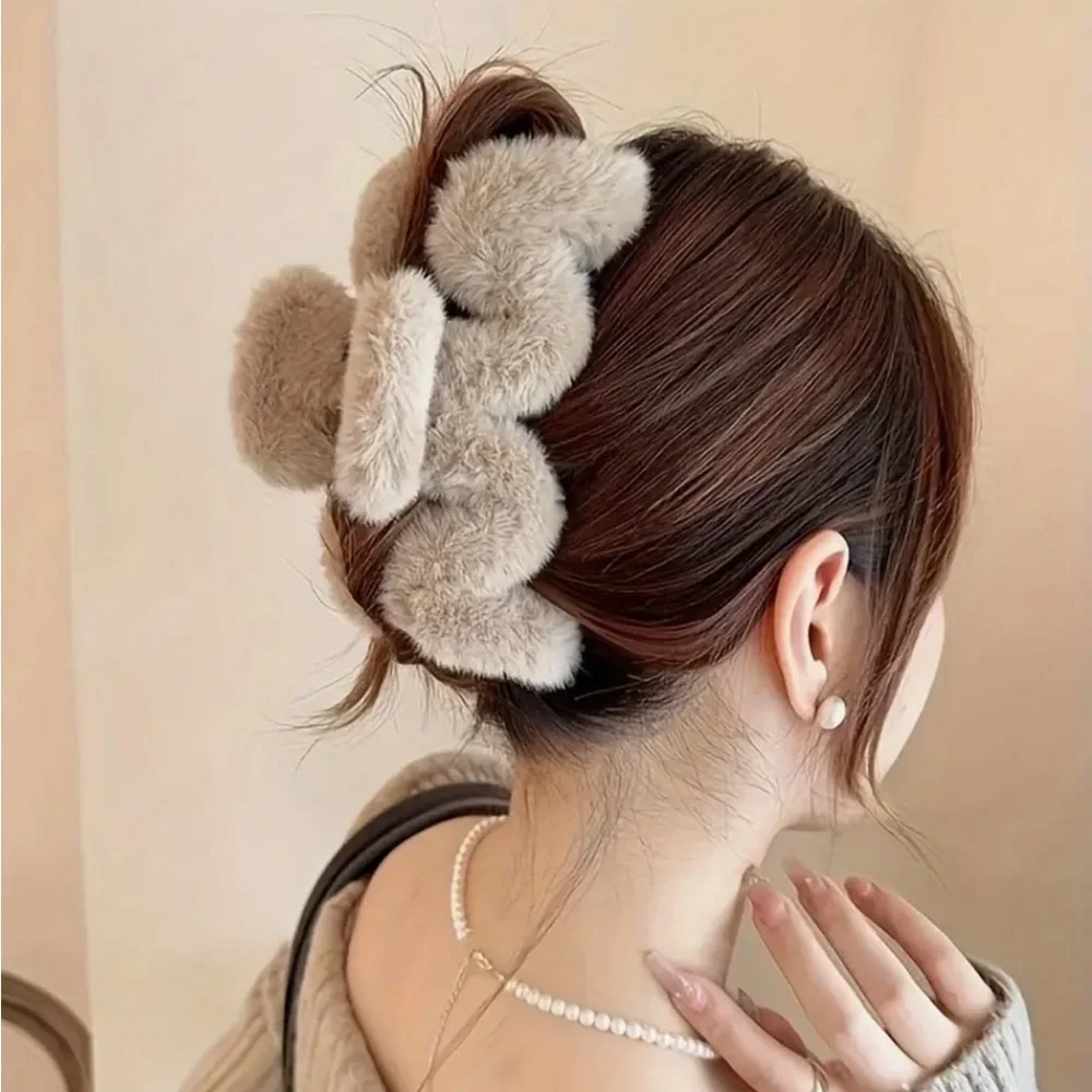 NEW ❤️‍🔥 TAN PLUSH HAIR CLIP NWT XL SIZE